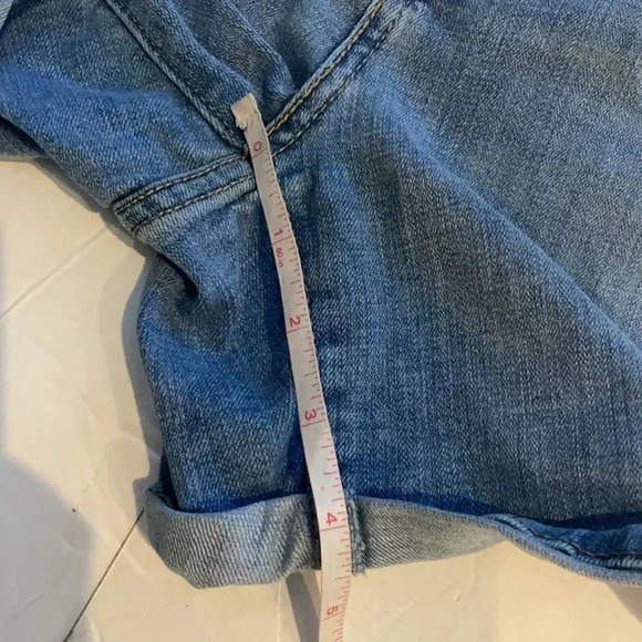 Levi’s mid length jean shorts Cuffed Light to medium wash Women’s size 30 - Picture 10 of 12